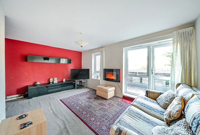 3 Bedroom Maisonette For Sale In Mcintosh Close, Wallington, SM6