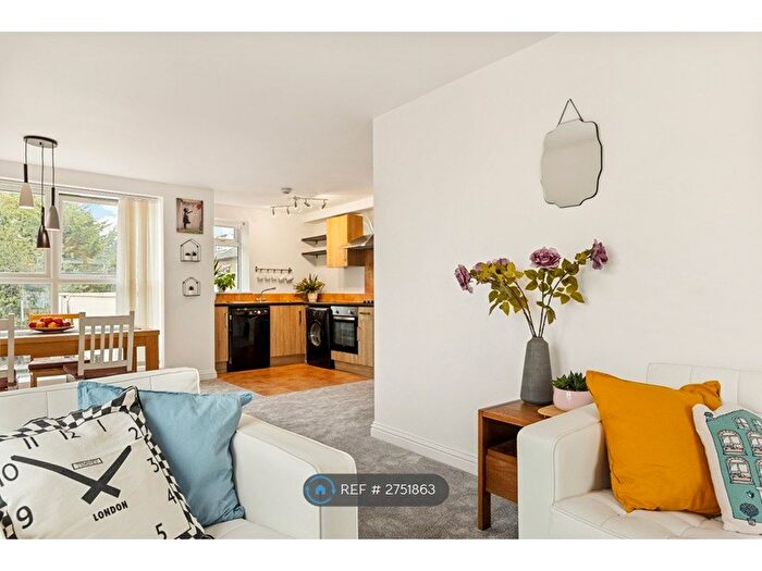 2 Bedroom Flat To Rent In Langham Court, London, SE25