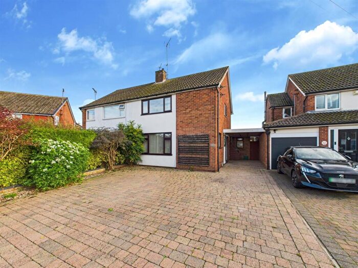 3 Bedroom Semi Detached House For Sale In Ingram Avenue, Bedgrove, Aylesbury, HP21