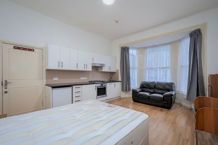 Studio To Rent In Very Near Windsor Road Area, Ealing Broadway, W5