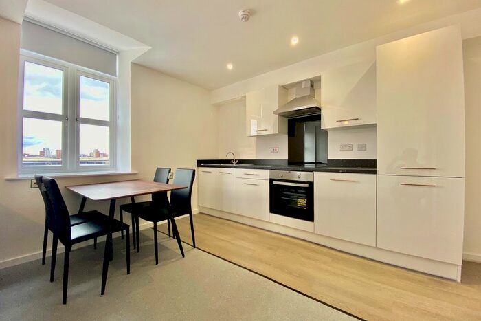 2 Bedroom Flat To Rent In Balmoral House, Salford, Manchester, M5