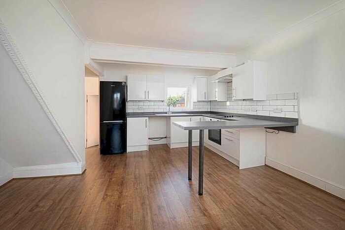 2 Bedroom Flat To Rent In East Street, Faversham, ME13