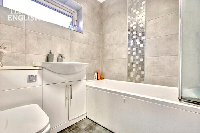 1 Bedroom Flat For Sale In Gaywood, Laindon, Essex, SS15