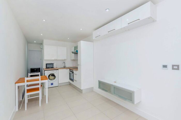 Semi-Detached House To Rent In Pinner View, Harrow, HA1