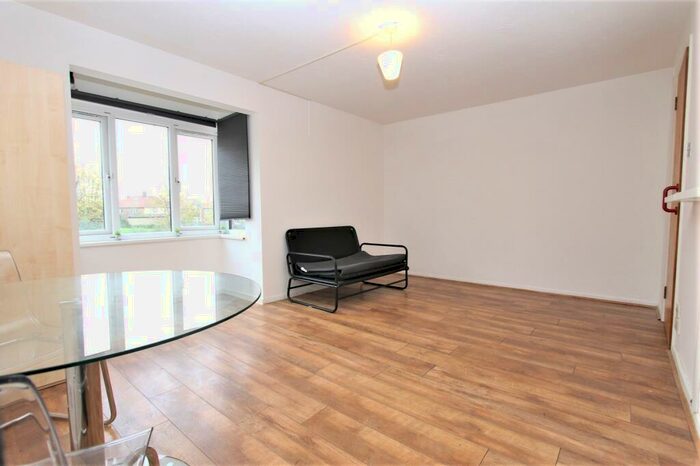 Flat To Rent In Parr Close, London., N9