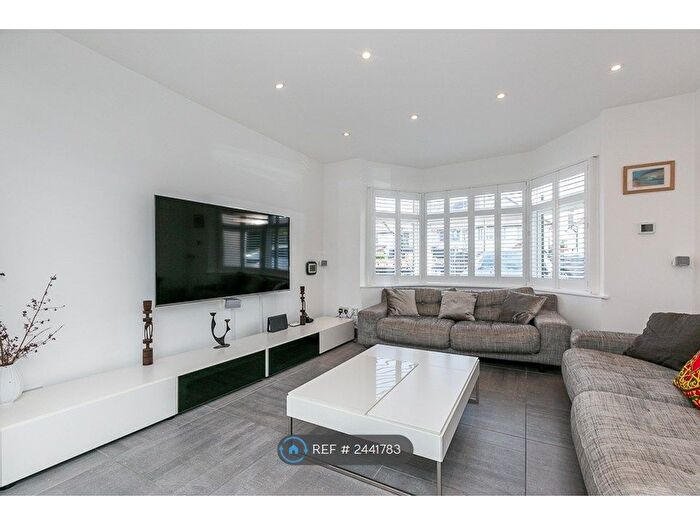 4 Bedroom Semi-Detached House To Rent In The Vale, London, NW11