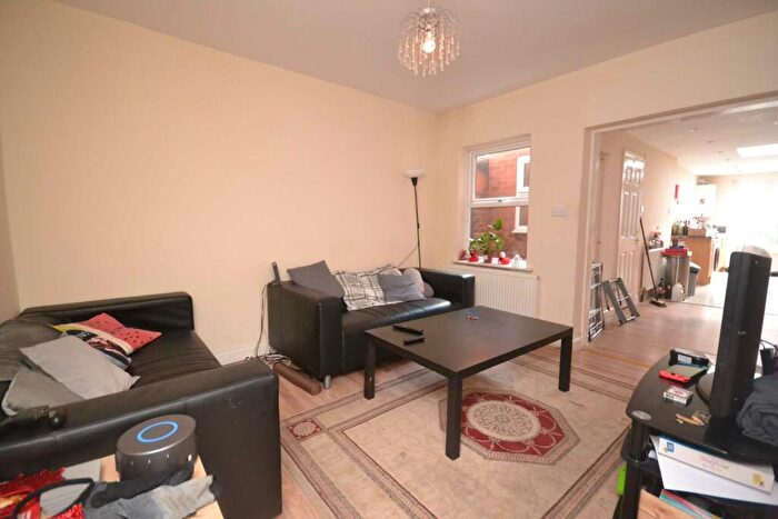 6 Bedroom Terraced House To Rent In Grange Avenue, Reading, RG6