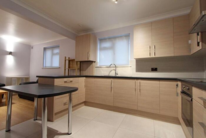 2 Bedroom Flat To Rent In Green Lanes, London, N16