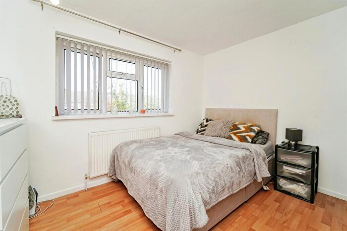 2 Bedroom End Of Terrace House For Sale In Beckett Lane, Crawley, RH11