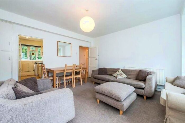 4 Bedroom Flat To Rent In Oaklands Estate, London, SW4