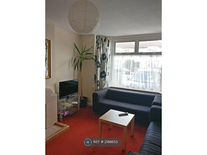 4 Bedroom Semi-Detached House To Rent In Kingsholm Road, Southmead, Bristol, BS10