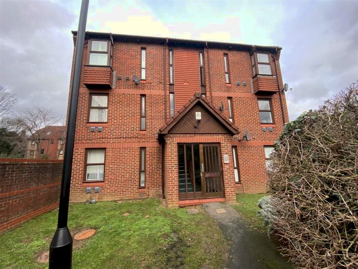 Studio To Rent In Pilgrims Close, Palmers Green, N13