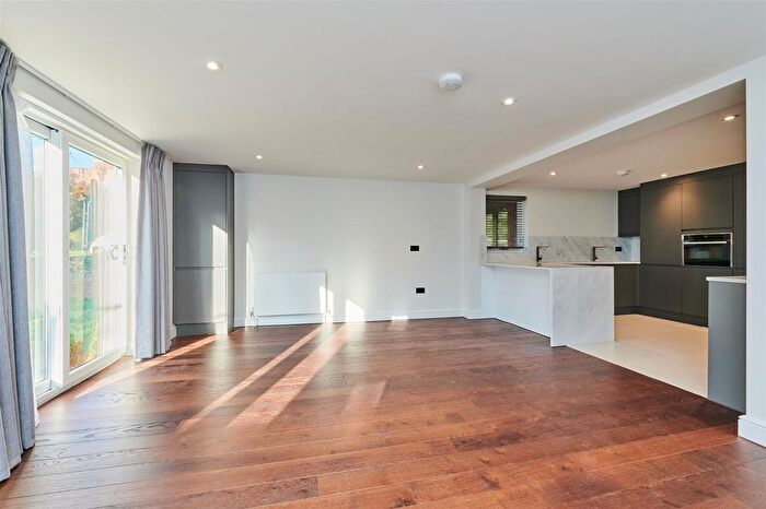 2 Bedroom Flat To Rent In Beechcroft Avenue, Golders Green, NW11