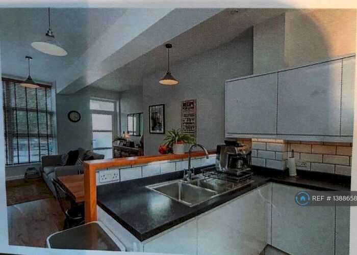 2 Bedroom Flat To Rent In Victoria Road, Burgess Hill, RH15