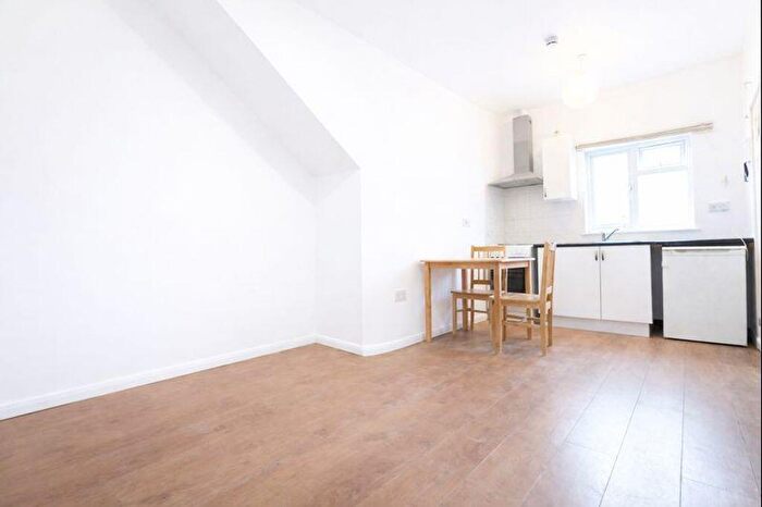 Studio To Rent In High Road, Finchley, N12