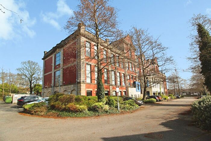 2 Bedroom Flat For Sale In Whingate, Leeds, LS12