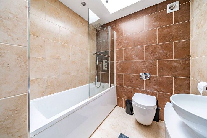 2 Bedroom Detached House To Rent In East Acton, East Acton, London, W12