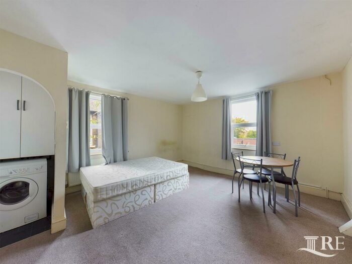 Flat To Rent In High Road, London, NW10