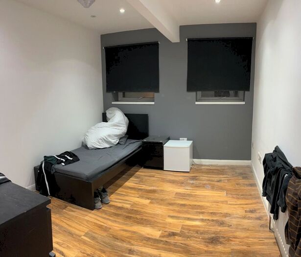 10 Bedroom End Of Terrace House To Rent In Oaklands Park Avenue, Ilford, IG1