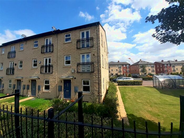 2 Bedroom Detached House To Rent In Holts Crest Way, Leeds, West Yorkshire, LS12