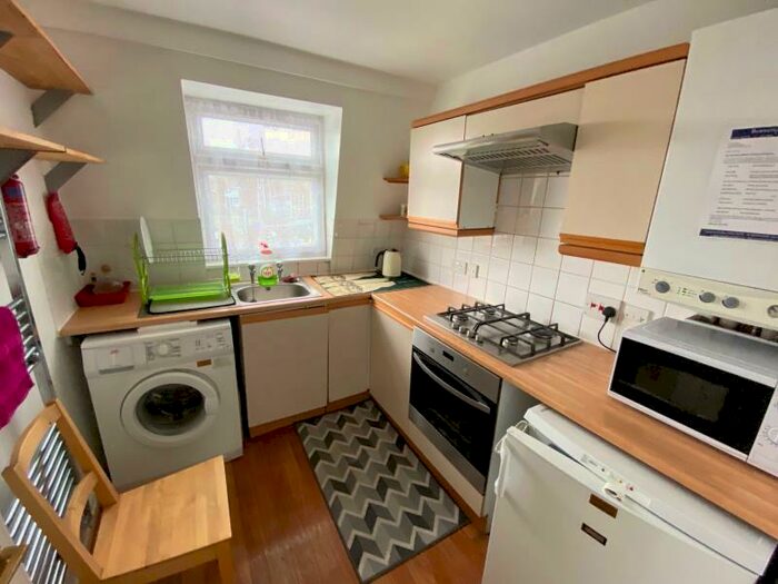 2 Bedroom Flat To Rent In Long Lane, London, N3