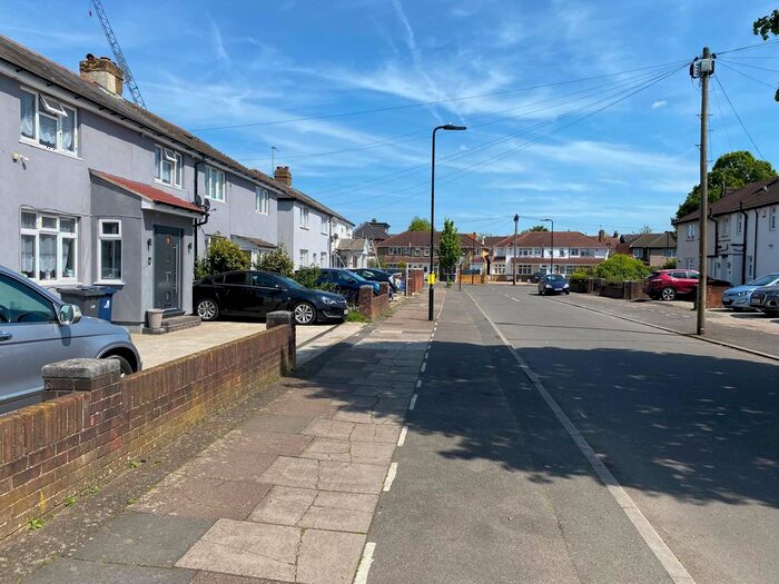 Studio To Rent In South Avenue, Southall, UB1