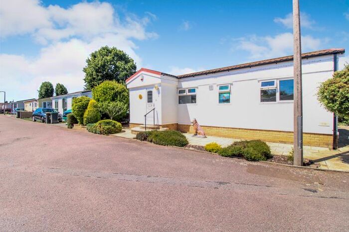 2 Bedroom Mobile/park Home For Sale In Ash Grove, Briar Bank Park, Wilstead, Bedford, MK45