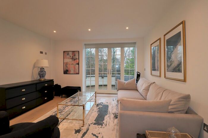 2 Bedroom Flat To Rent In Brooklands Road, Weybridge, Surrey, KT13