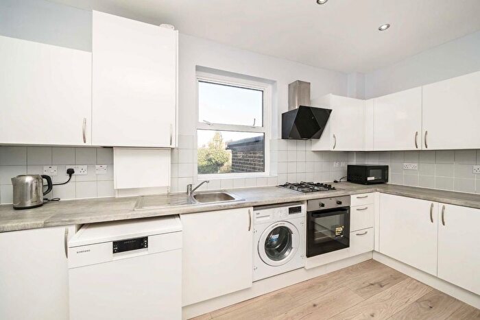 4 Bedroom Flat To Rent In Hastings Road, London, W13