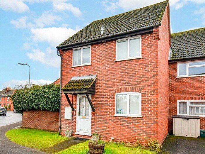 3 Bedroom End Of Terrace House For Sale In Lipscombe Close, Newbury, Berkshire, RG14