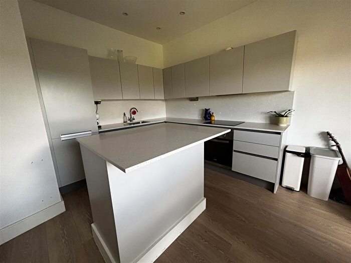 2 Bedroom Flat To Rent In Updown Hill, Windlesham, Surrey, GU20