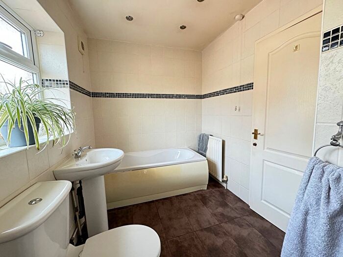 2 Bedroom Detached Bungalow For Sale In Newfield Avenue, Kenilworth, CV8