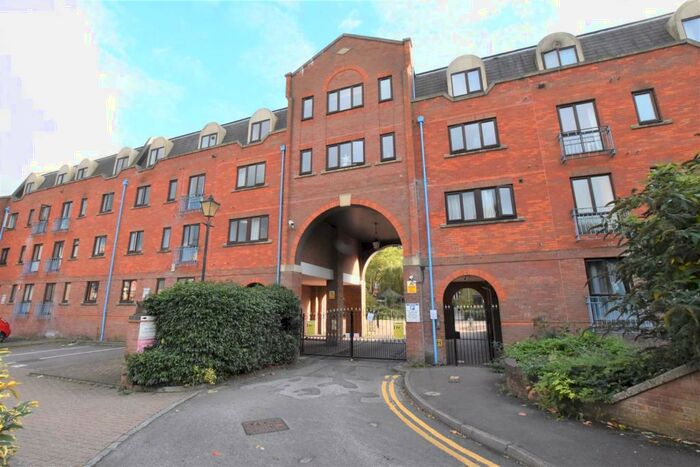 2 Bedroom Flat To Rent In Greys Court, RG1