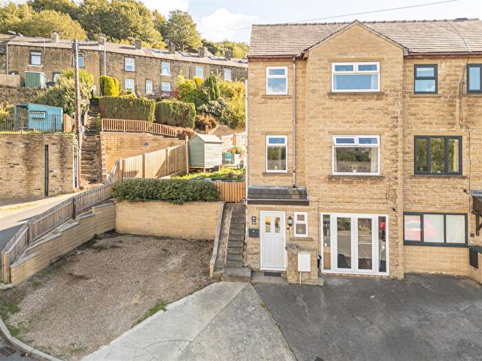 3 Bedroom Town House For Sale In Featherbed Close, Greetland, Halifax, HX4