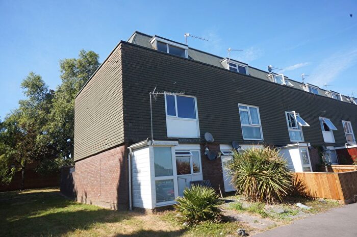 2 Bedroom Flat To Rent In Raven Square, Alton, Hampshire, GU34