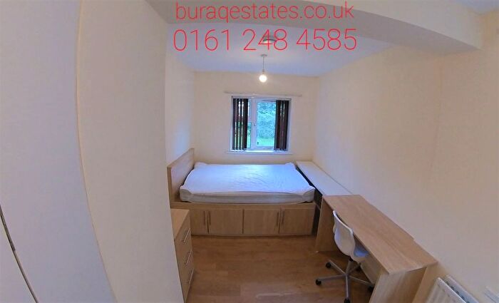 5 Bedroom Semi-Detached House To Rent In Parrs Wood Road, Manchester, M20