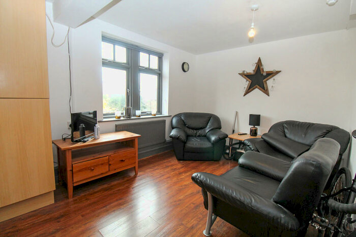 3 Bedroom Flat To Rent In Bills Excluded Headingley Mount, Headingley, LS6