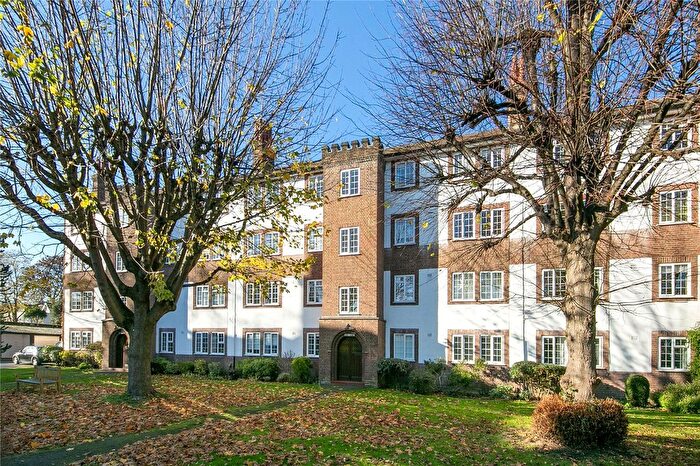 2 Bedroom Flat For Sale In Kew Road, Kew, Surrey, TW9
