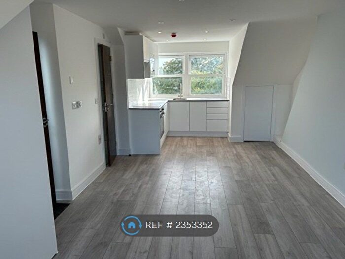 Studio To Rent In Mountview Road, London, N4