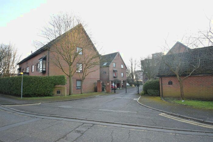 1 Bedroom Flat To Rent In The Oaks, Moormede Crescent, Staines, TW18