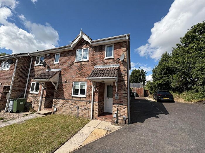 2 Bedroom Town House To Rent In Greenfields, Heckmondwike, WF16
