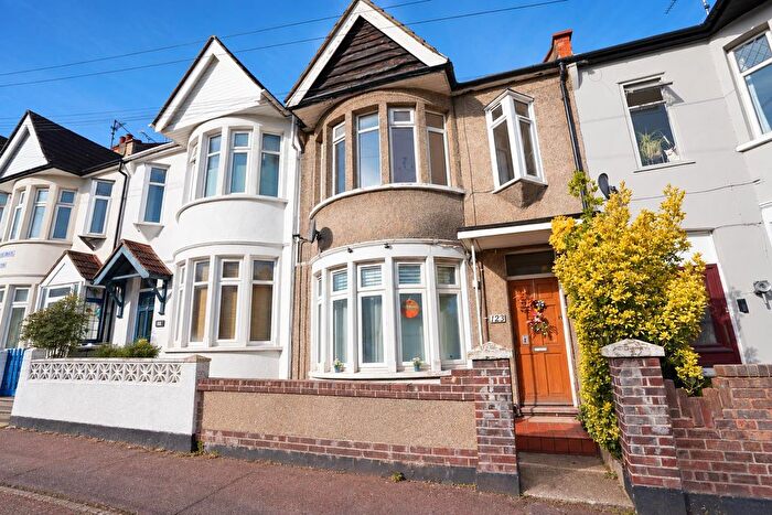 2 Bedroom Flat To Rent In Ramuz Drive, Westcliff On Sea, SS0