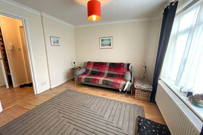 1 Bedroom Flat To Rent In Chertsey, Surrey, KT16
