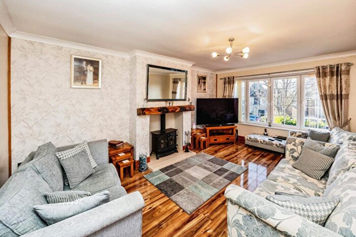 2 Bedroom Bungalow For Sale In Cross Lane, Newsome, Huddersfield, West Yorkshire, HD4