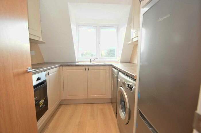 2 Bedroom Flat To Rent In Corrie Road, Addlestone, KT15