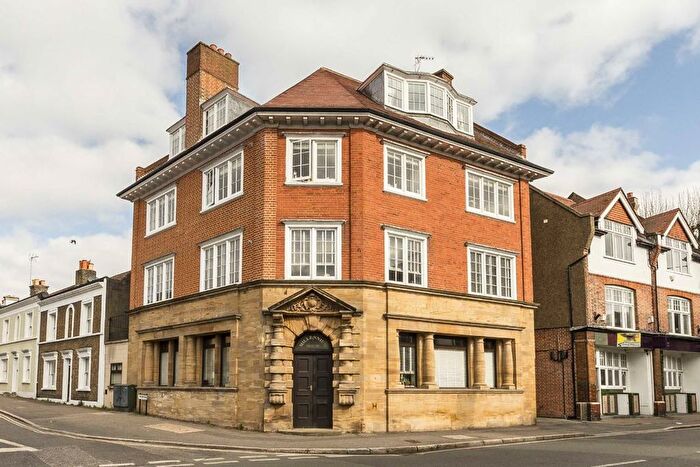 2 Bedroom Flat To Rent In High Street, Hampton, TW12