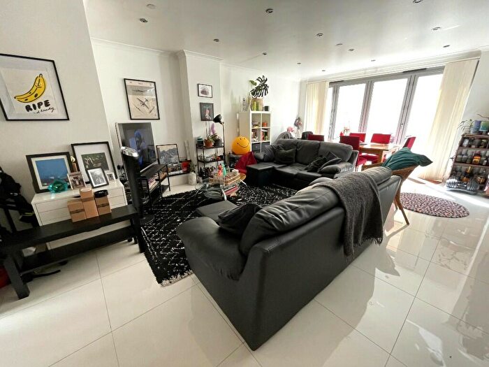 2 Bedroom Flat To Rent In Southgate Road, London, N1