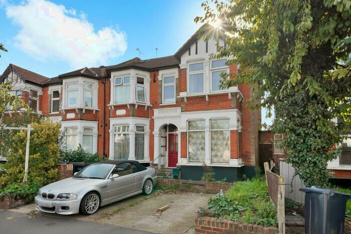 2 Bedroom Apartment To Rent In The Drive, Ilford, IG1