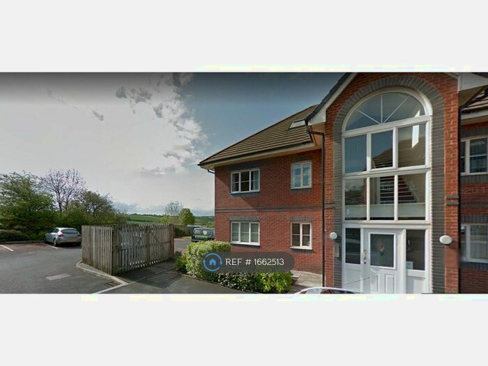 2 Bedroom Flat To Rent In Broadoaks, Bury, BL9