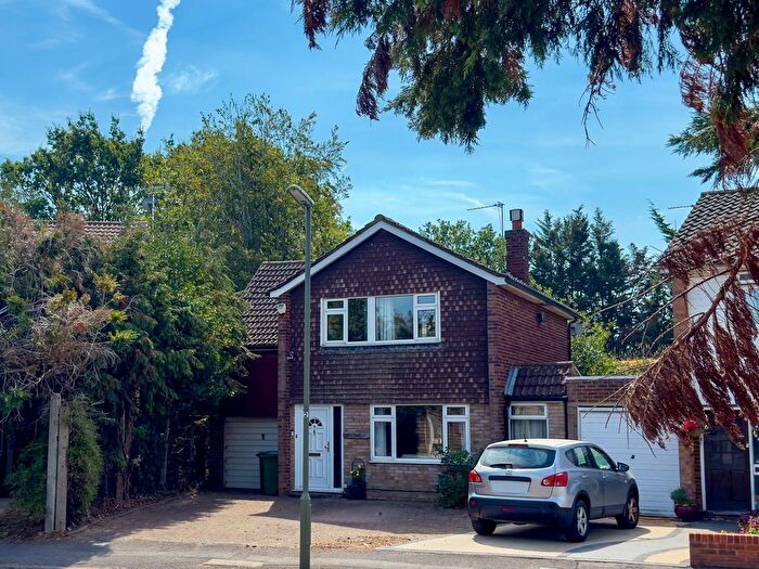 4 Bedroom Detached House For Sale In Lindley Road, Walton-On-Thames, KT12